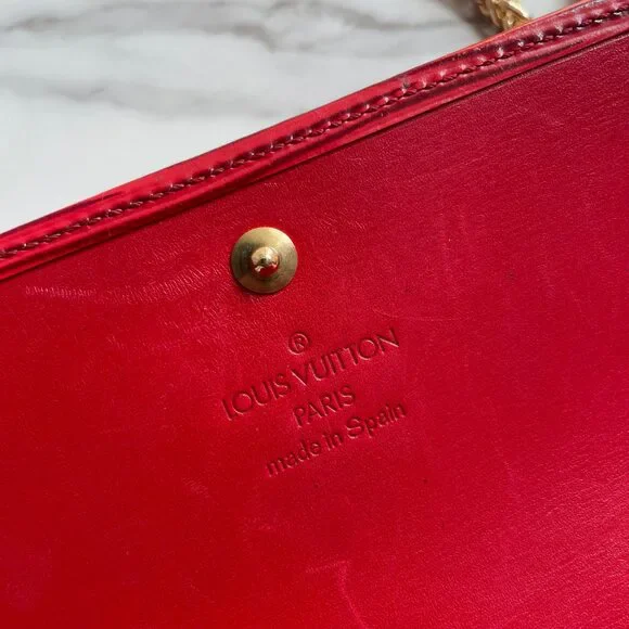 SALE! Louis Vuitton International Epi Wallet on chain ❤️ - Picture 8 of 16